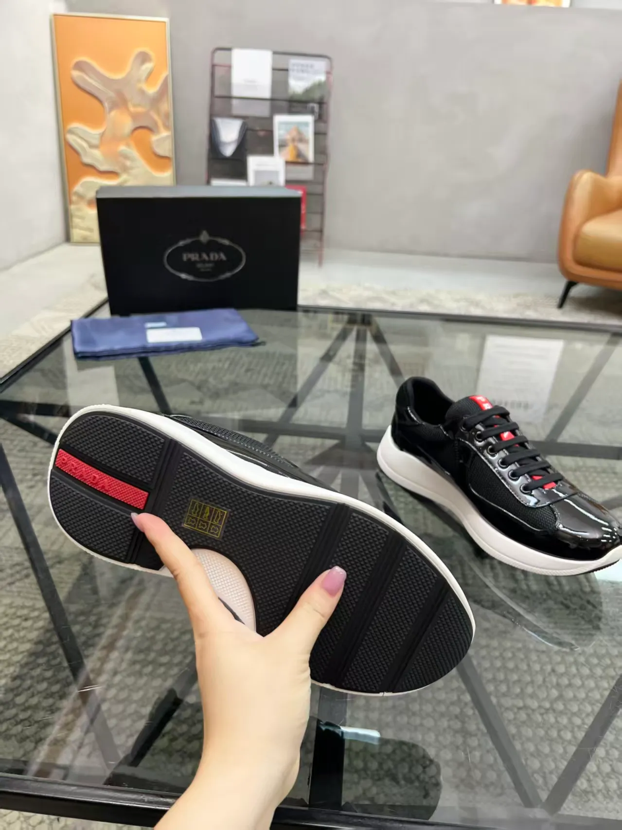 P420 38-45 Prada Prada’s new men’s leather sneakers, the highest version on the market, any comparison is welcome🆚! The original leather has excellent texture and is super high-end! Fetal sheep net lining imported from Italy, removable pad! Luxurious materials and fine workmanship, highly recommended!